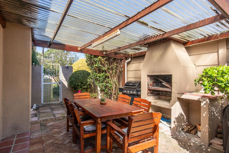 5 Bedroom Property for Sale in Meadowridge Western Cape